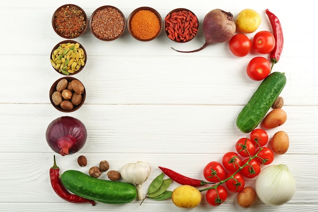 Warzywa i przyprawy ułożone kolorowo