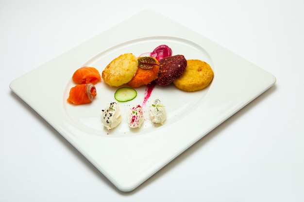 Zestaw kolorowych talerzy z jedzeniem